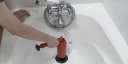 5 Solutions Simples pour le Débouchage d’une Baignoire Obstruée